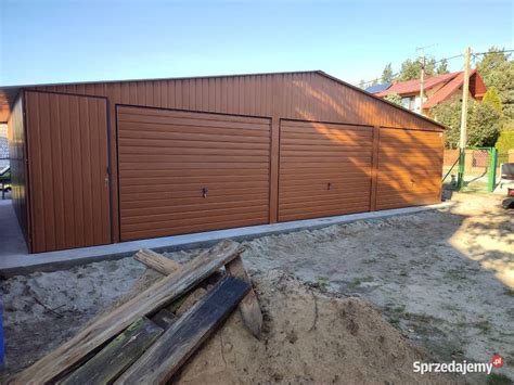 Duży garaż dla ciągników siodłowych lub maszyn rolniczych