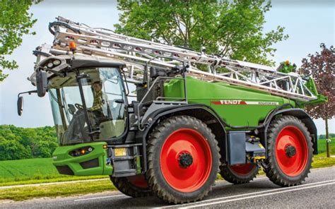 Schemat rozmieszczenia elementów w opryskiwaczu Fendt Rogator serii 600, podkreślający nisko położony środek ciężkości i rozmieszczenie silnika.