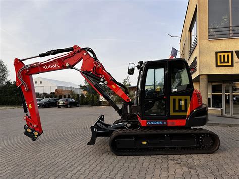 Zdjęcie zbliżenia na gumowe gąsienice minikoparki Kubota