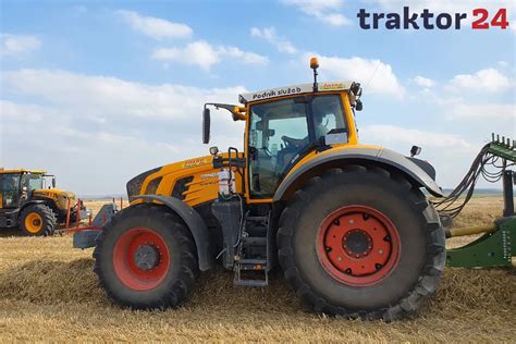 JCB Fastrac podczas prac polowych w Kombinacie Rolnym Kietrz