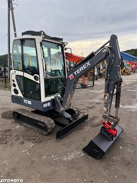 Zdjecie maszyny budowlanej Terex TC16 lub podobnej koparki.
