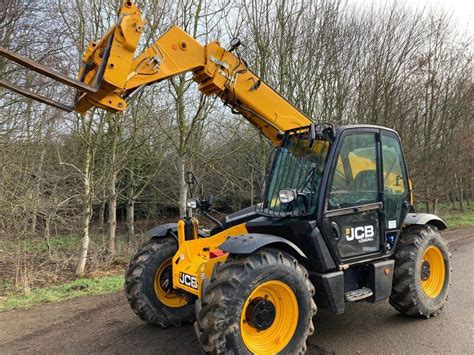 Infografika przedstawiająca kluczowe cechy modelu JCB 535-95: udźwig, zasięg, typ silnika.