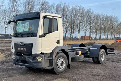 zdjęcie ciężarówki MAN TGM 18.280 BB 4x2 ze skrzynią i zamontowanym HDS