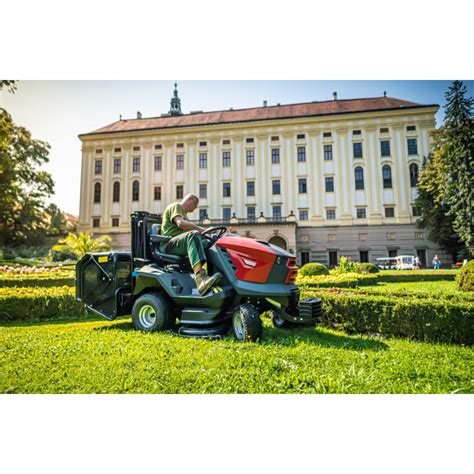Traktor komunalny SECO Starjet P6 PRO 4x4 podczas pracy