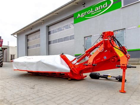 Kosiarka dyskowa Kuhn GMD 3515 podczas pracy na nierównym terenie