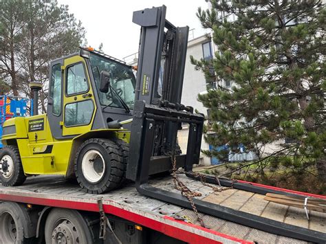 zdjęcie wózka widłowego o udźwigu 13 ton pracującego w porcie