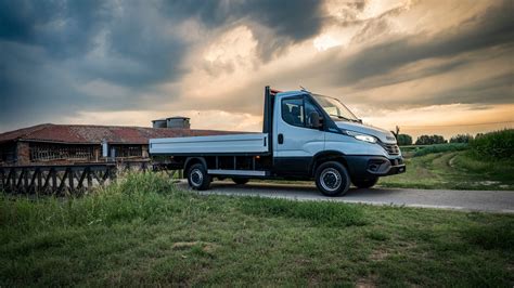 Widok małej wywrotki Iveco Daily 35-10 na placu budowy