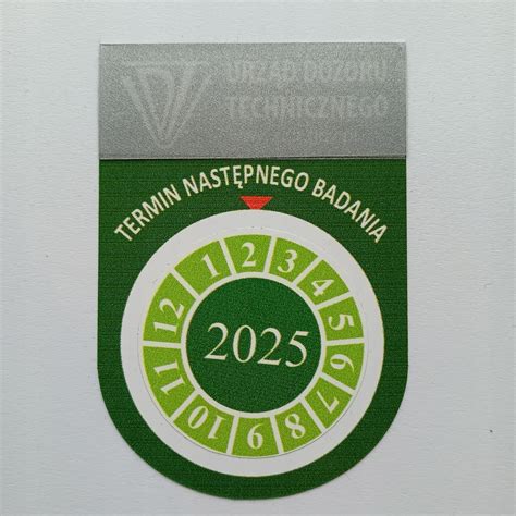 Zielona naklejka UDT na wózku widłowym z datą ważności