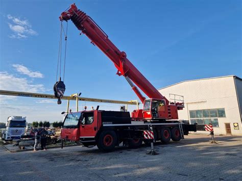 Dźwig Liebherr LTM 1045-3.1 w akcji na placu budowy