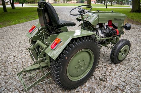 Historyczny polski mini ciągnik, np. Tur 10D