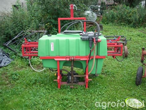 Zdjęcie opryskiwacza polowego Bury Perkoz 800 w akcji.