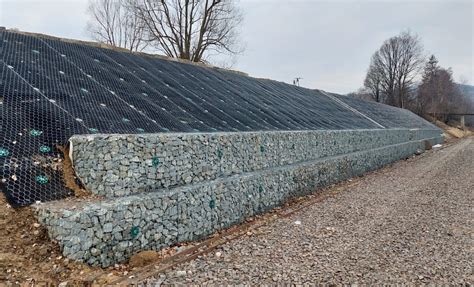 Przekrój gąsienicy gumowej z widoczną siatką stalową i warstwami gumy