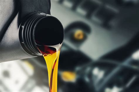zdjęcie olejów mineralnych, półsyntetycznych i syntetycznych z oznaczeniami