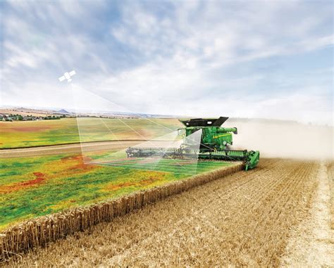Zdjęcie przedstawiające minitraktor John Deere w pracy w rolnictwie lub w sektorze komunalnym