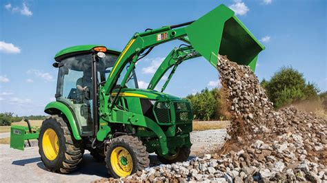 Kolaż zdjęć różnych modeli minitraktorów John Deere (np. 1026R, 3039R, 4R)