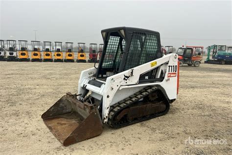 Zdjęcie ładowarki Bobcat T110 z zamontowanym walcem wibracyjnym