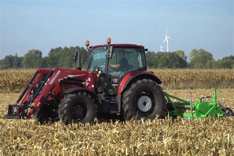 Zdjecie ciągnika McCormick X5.120 z pługiem