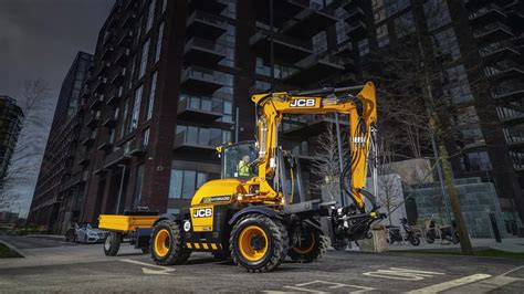 infografika przedstawiająca niski środek ciężkości koparki JCB Hydradig