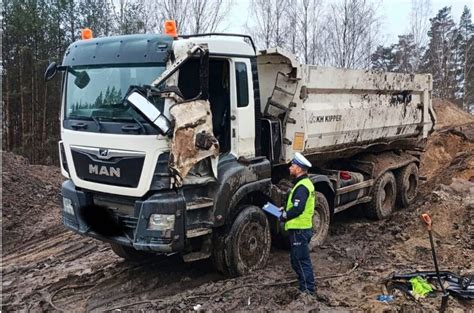 Ciężarówka 6x4 pracująca na placu budowy