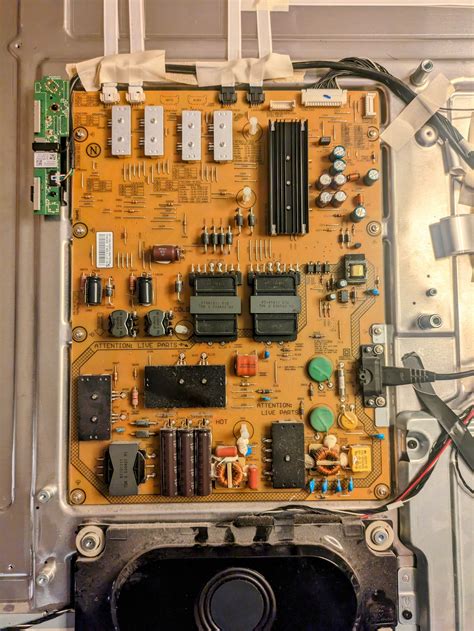 Zdjęcie płyty głównej amplitunera z widocznymi transformatorami i tranzystorami