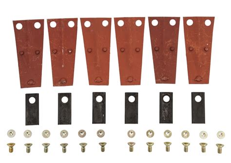 Zbliżenie na system mocowania noży w kosiarce rotacyjnej