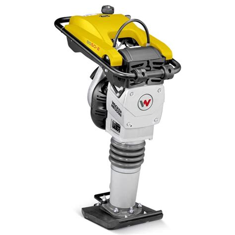 Ubijak Wacker Neuson BS 50-2 w trakcie pracy w wąskim wykopie