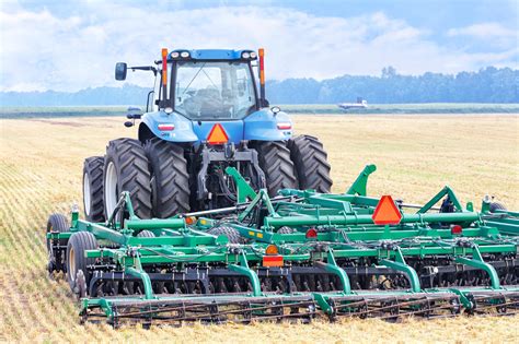 Zdjęcie przedstawiające bronę 5-polową średnią pracującą na polu