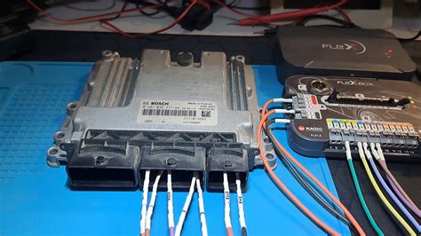 Zdjęcie przedstawiające technika przeprowadzającego kalibrację sterownika ECU za pomocą specjalistycznego oprogramowania.