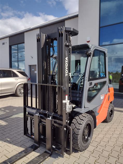 Toyota 02-8FGF30 widoczny z boku podczas pracy w magazynie