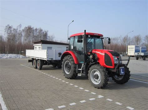 Prawo jazdy kategorii T na tle kierownicy ciągnika rolniczego