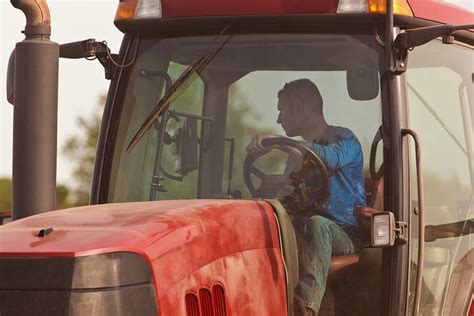 Kierowca ciągnika rolniczego z uprawnieniami kategorii B