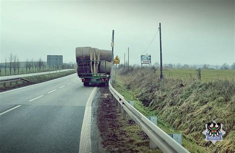 Ładunek sypki na przyczepie ciągnika rolniczego, zabezpieczony plandeką