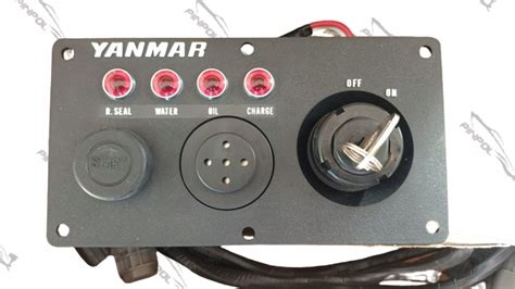 Panel sterowania traktora Yanmar z oznaczonymi kontrolkami