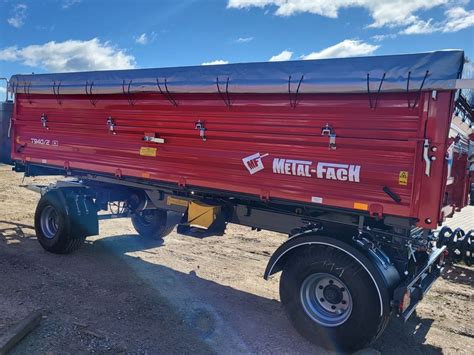 Zdjęcie przyczepy Metal-Fach T935/3 z widoczną muldą Hardox® i zawieszeniem tandem