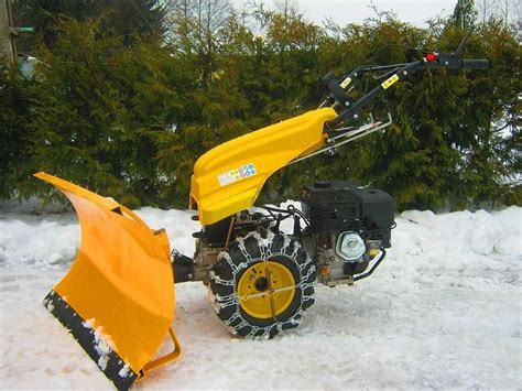 zdjęcie ciągnika jednoosiowego z osprzętem