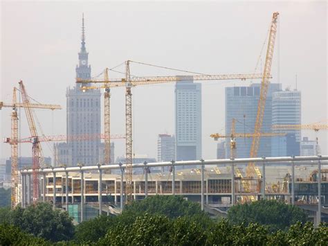 Zdjęcie przedstawiające wiele żurawi wieżowych na panoramie miasta