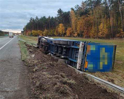 Ciężarówka DAF na poboczu drogi S17 w Wilczance