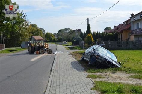 Zdarzenie drogowe z przewróconą ciężarówką i rozsypanymi elementami betonu na S17