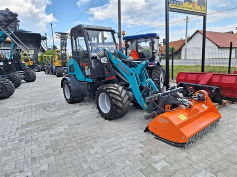 Kosiarka bijakowa do ładowarki Mini Skid Steer w akcji