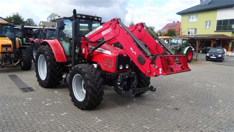 Ładowacz czołowy Massey Ferguson zamontowany na ciągniku