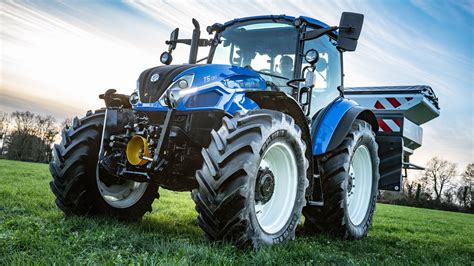 Tematyczne zdjęcie maszyn rolniczych New Holland lub stylizowana fotografia przedstawiająca negocjacje biznesowe