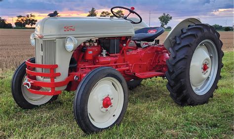 zdjęcie historycznego ciągnika Ford