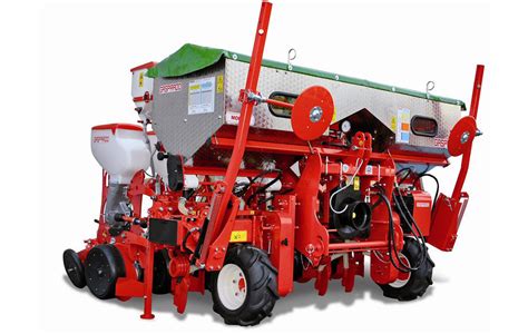 Siewnik pneumatyczny MAX PNEUMATIC w akcji, pokazujący precyzyjny wysiew nasion.