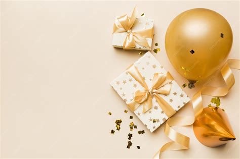zdjęcie stołu z urodzinowymi słodkościami w tematyce budowlanej (muffiny, ciasteczka, tort)