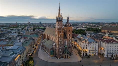 Krakowski Kościół Mariacki lub Pałac Kultury i Nauki w Warszawie, z widocznymi detalami z wapienia pińczowskiego