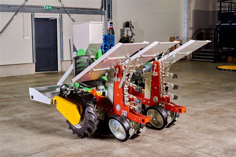 zdjęcie sadzarki do truskawek w akcji, pokazujące równomierne rozmieszczenie sadzonek w glebie