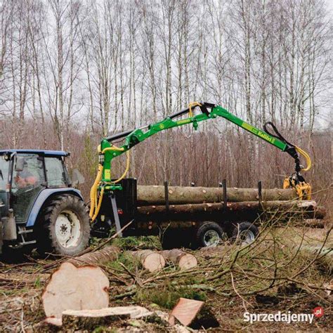 Infografika prezentująca zestawienie: mini ciągnik + przyczepa leśna z żurawiem hydraulicznym
