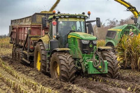 zdjęcie jubileuszowego ciągnika John Deere 6R 250