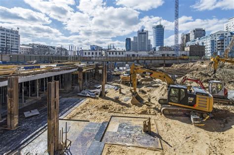 Zdjęcie przedstawiające plac budowy z pracującymi narzędziami DeWalt