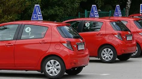 Kursant obsługujący autobus na placu manewrowym